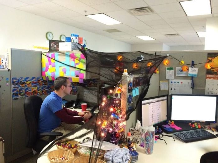 How to decorate your office cubicle for halloween