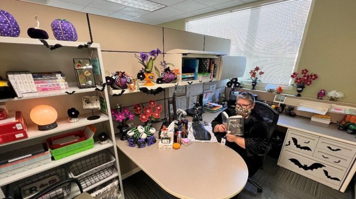 How to decorate your office cubicle for halloween