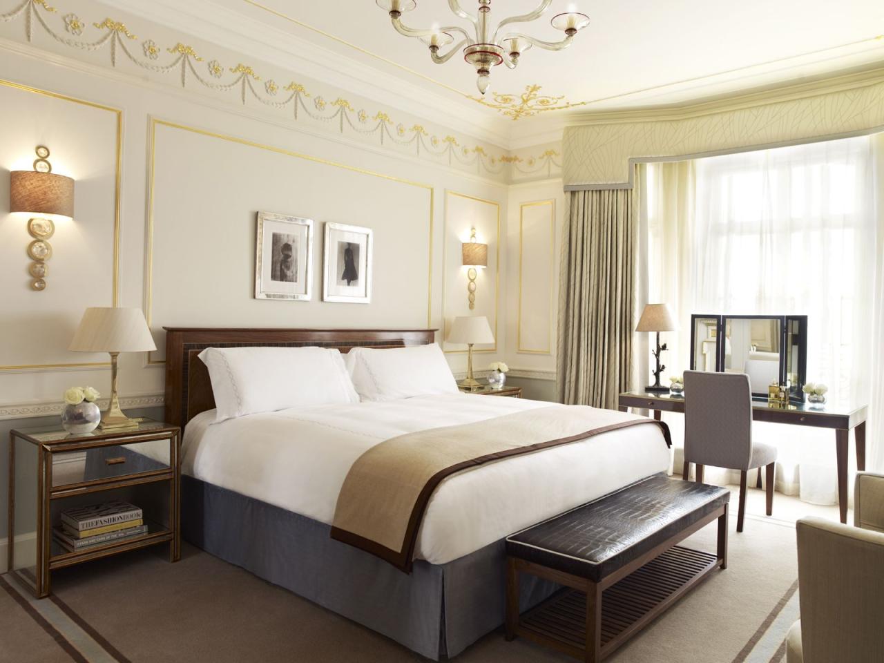 Hotel bed make luxury style tips