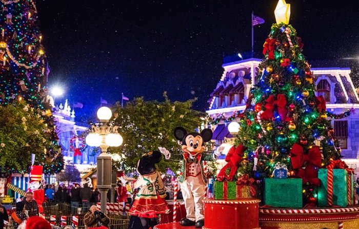 When does disney start decorating for christmas 2018